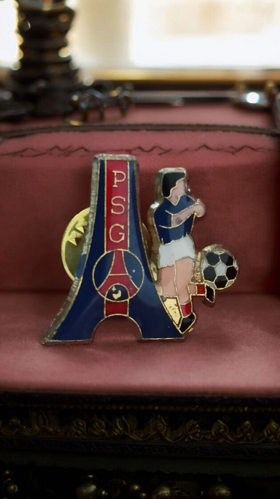 Pin's vintage PSG Paris Saint Germain Tour Eiffel joueur football collection