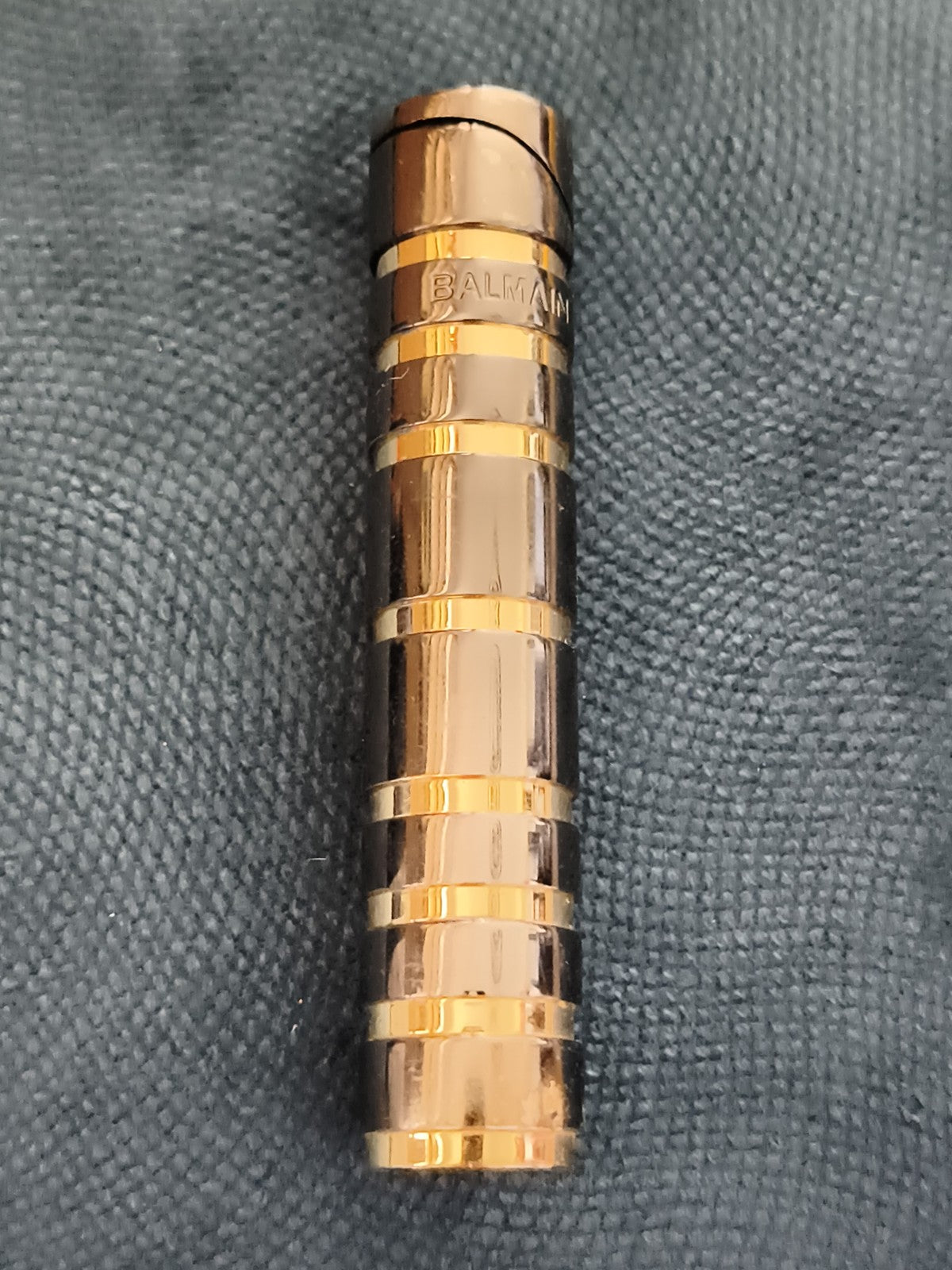 Briquet Balmain design cylindrique, finition dorée, allume-cigare luxe