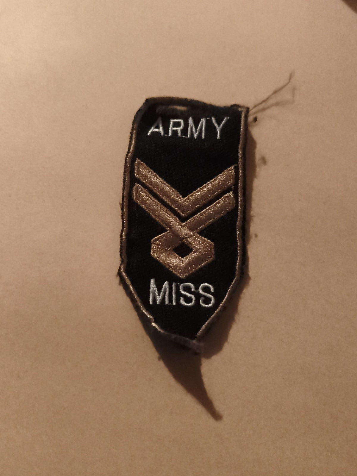 Écusson brodé ARMY MISS vintage noir or, patch militaire ancien
