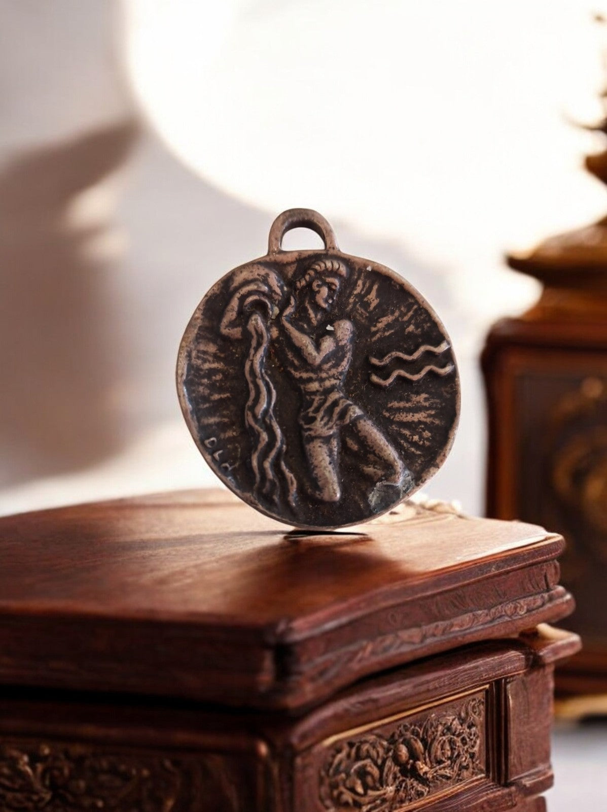 Porte-clés vintage zodiaque Verseau – médaillon rétro publicitaire ancien