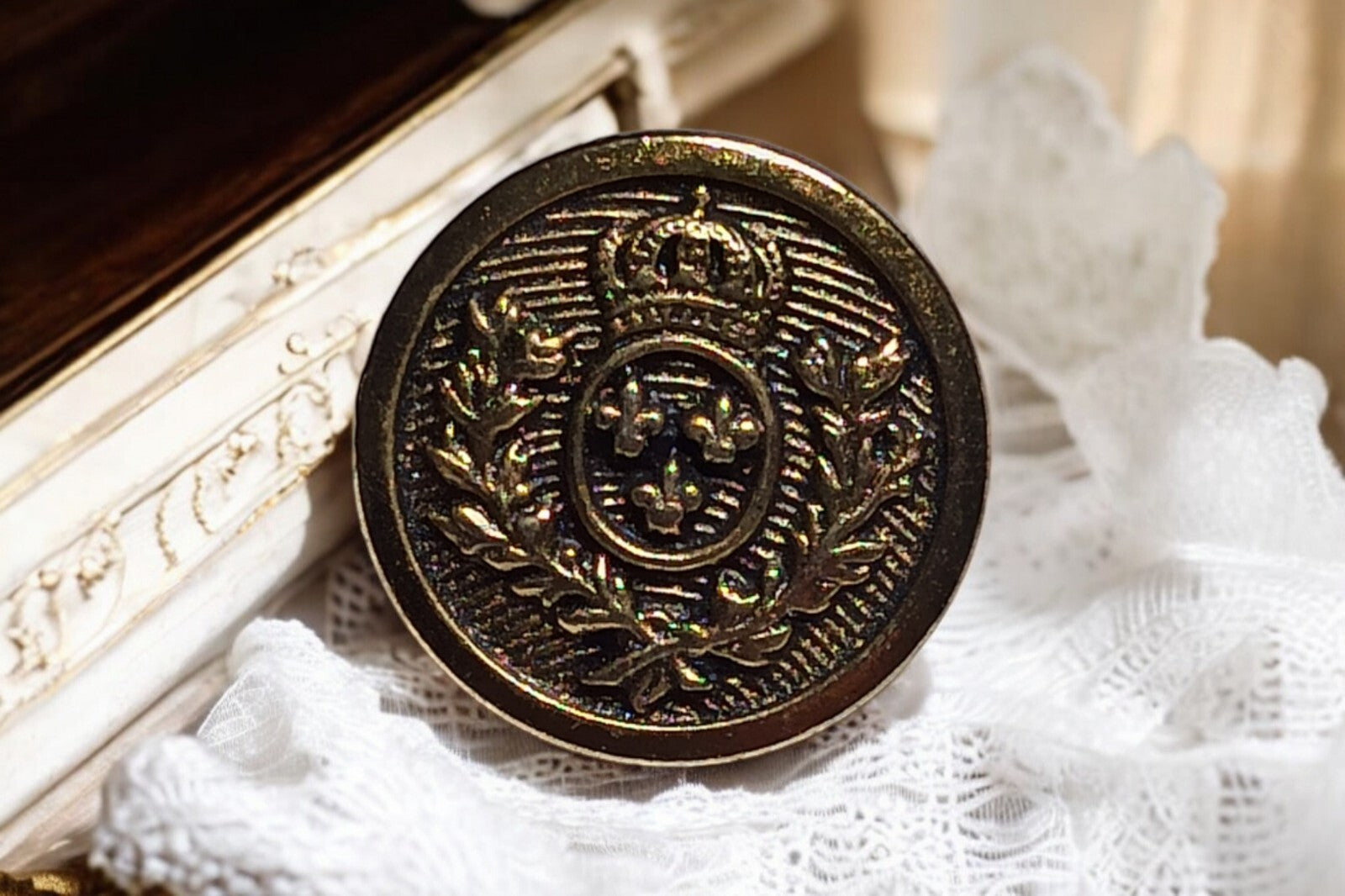 Bouton costume traditionnel France XIXe, motif couronne fleurs de lys, décor dor