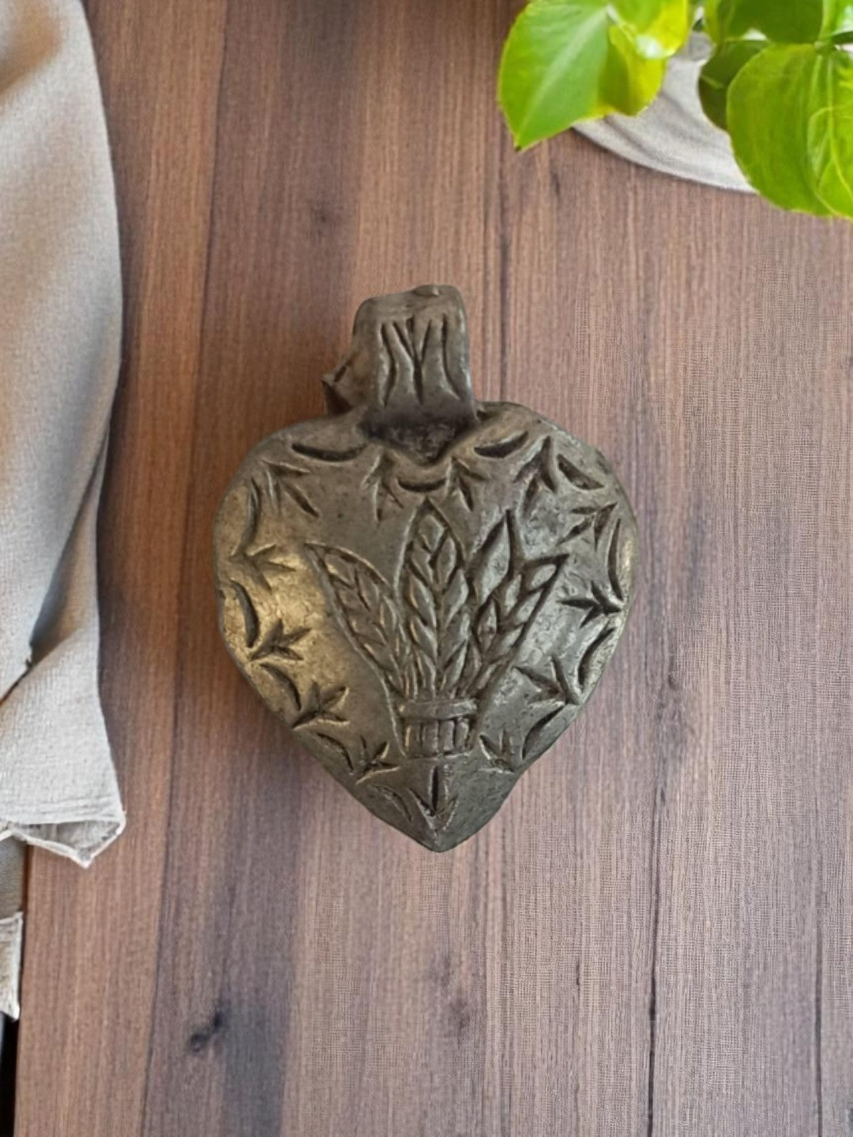 Pendentif vintage cœur métal années 50 motif feuillage ancien bijouterie