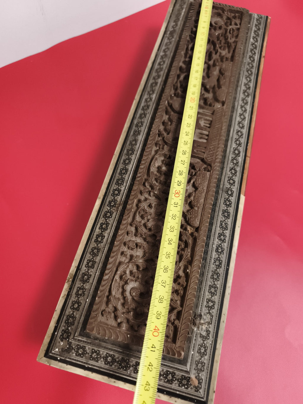 Grande boîte ancienne anglo-indienne bois de santal sculpté décor incrusté