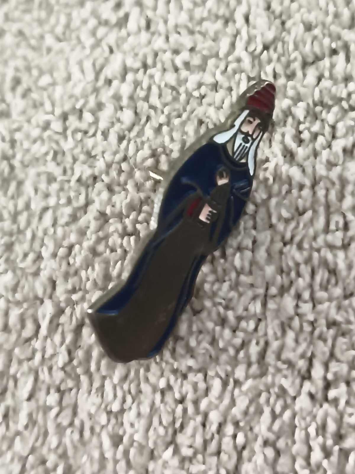 Pin's vintage magicien bleu rouge illustration émaillée badge ancien (Ref 3)