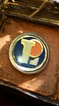 Pin's Leclerc vintage rond logo bleu orange, badge ancien rare