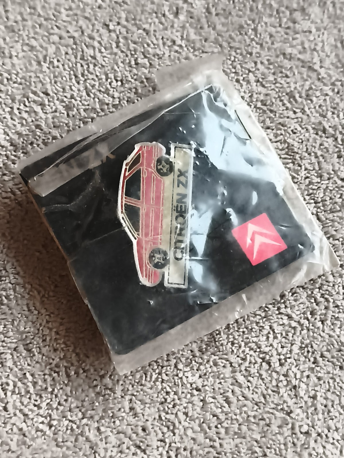 Pin's Citroën ZX ancien voiture rouge logo vintage auto badge