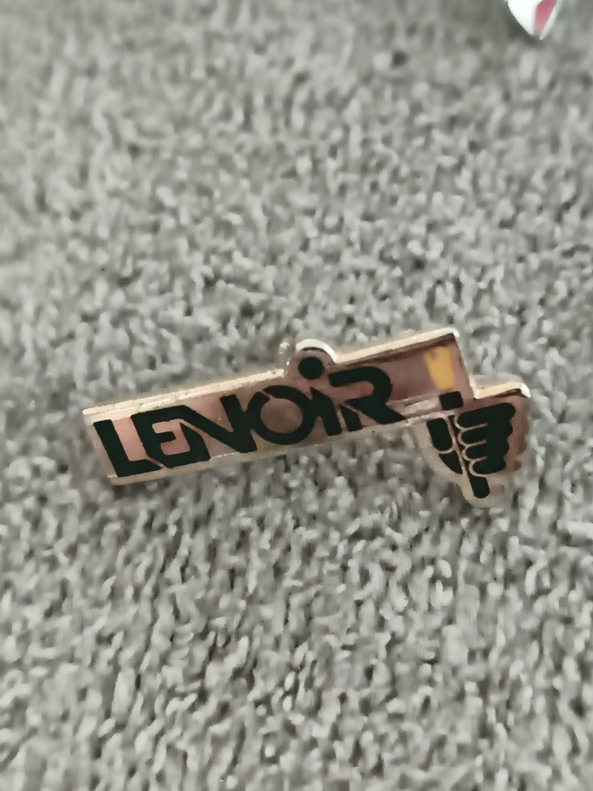 Pin's vintage LENOIR pouce levé noir doré, badge publicitaire rétro (Ref 10)