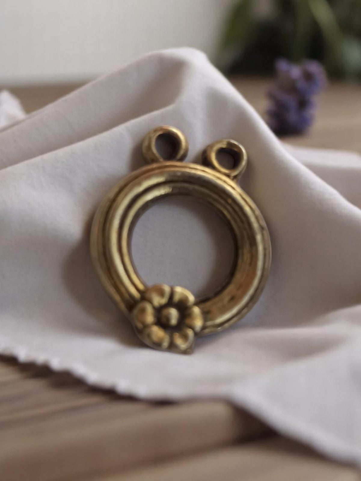Pendentif vintage métal doré années 50 motif fleur bijou ancien rétro