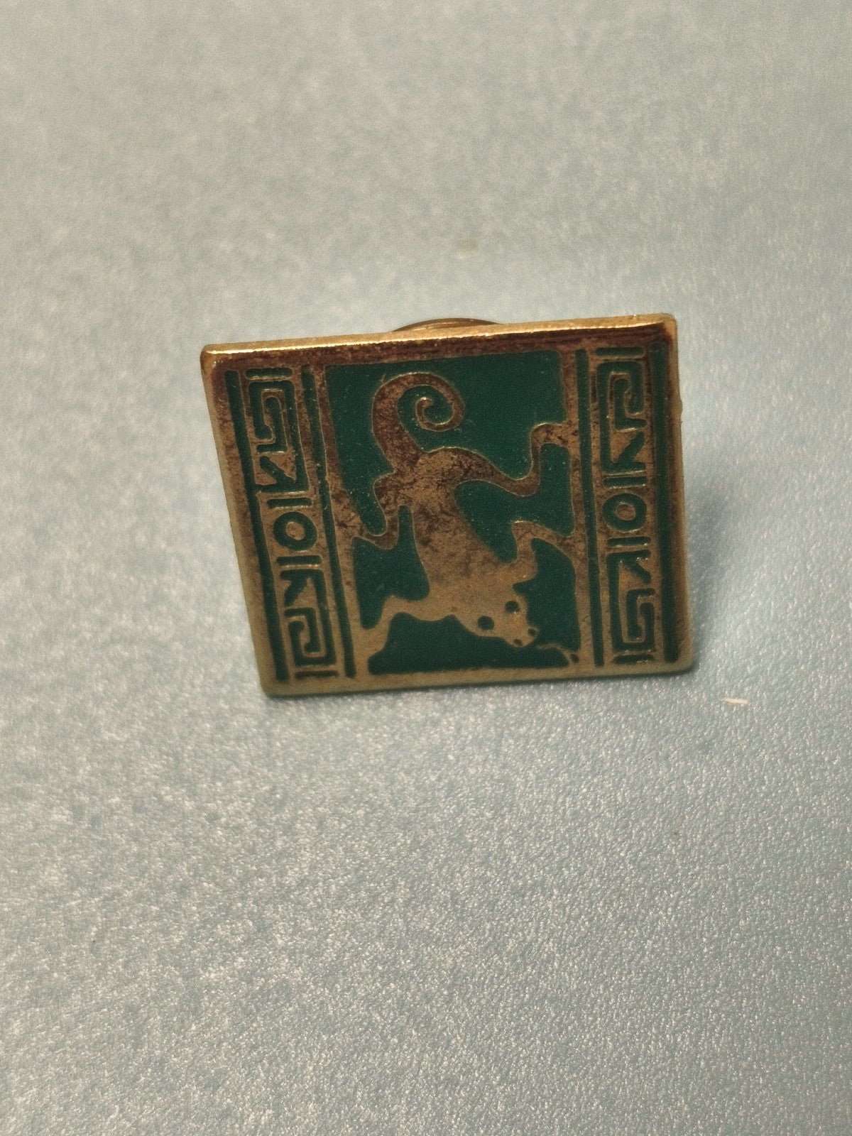 Vintage pin's carré motif singe style art déco vert doré collection