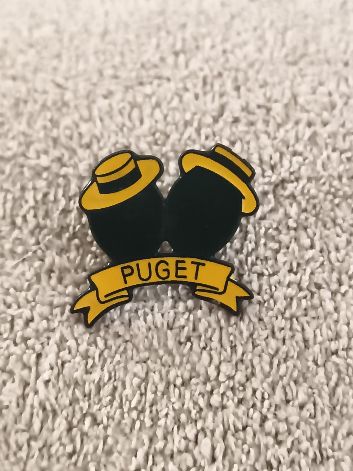 Pin's publicitaire vintage Puget olives chapeaux jaune noir badge émaillé (Ref 6