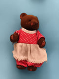 Figurine ours Sylvanian robe rouge tablier blanc jouet animal famille