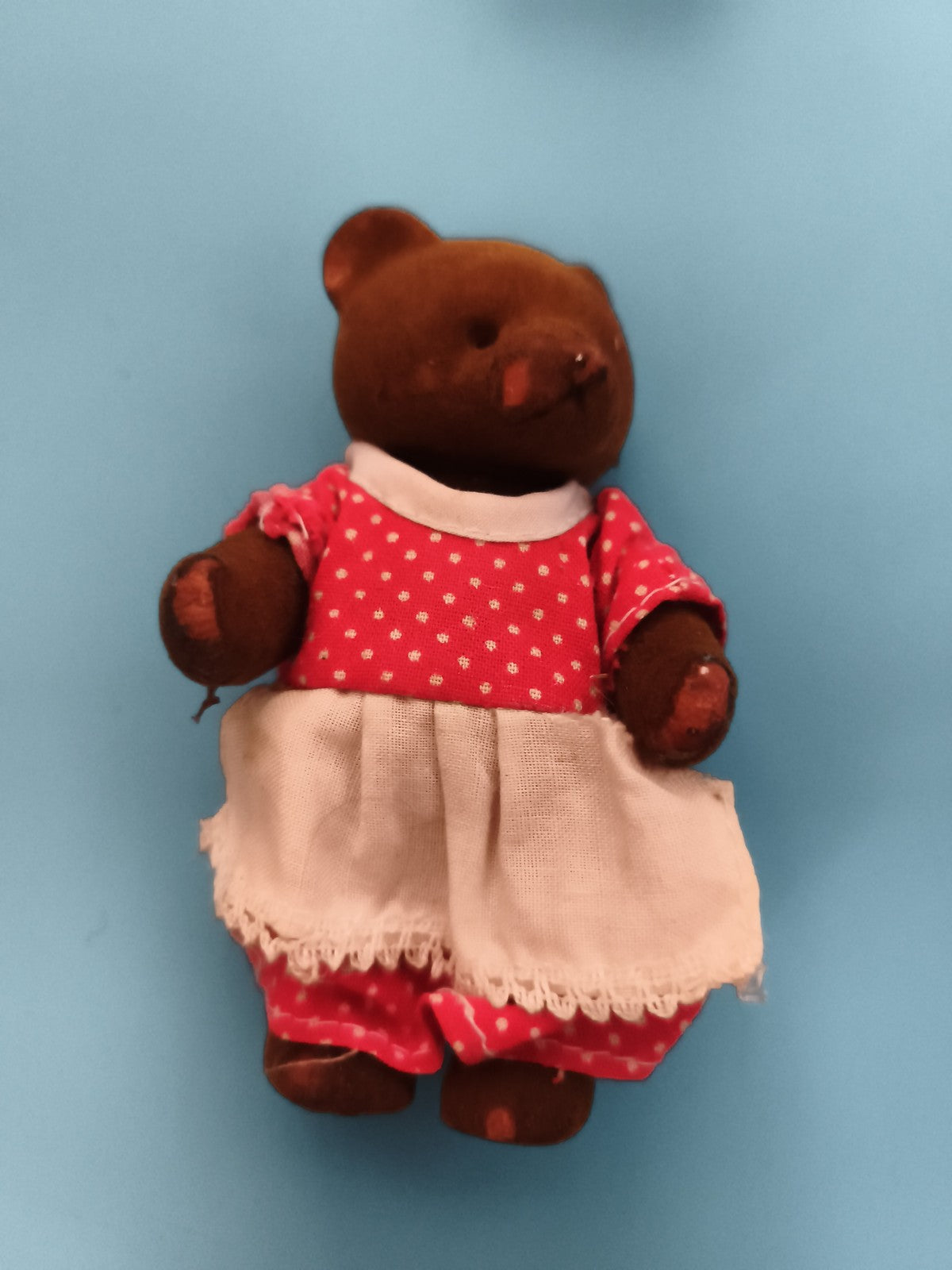 Figurine ours Sylvanian robe rouge tablier blanc jouet animal famille