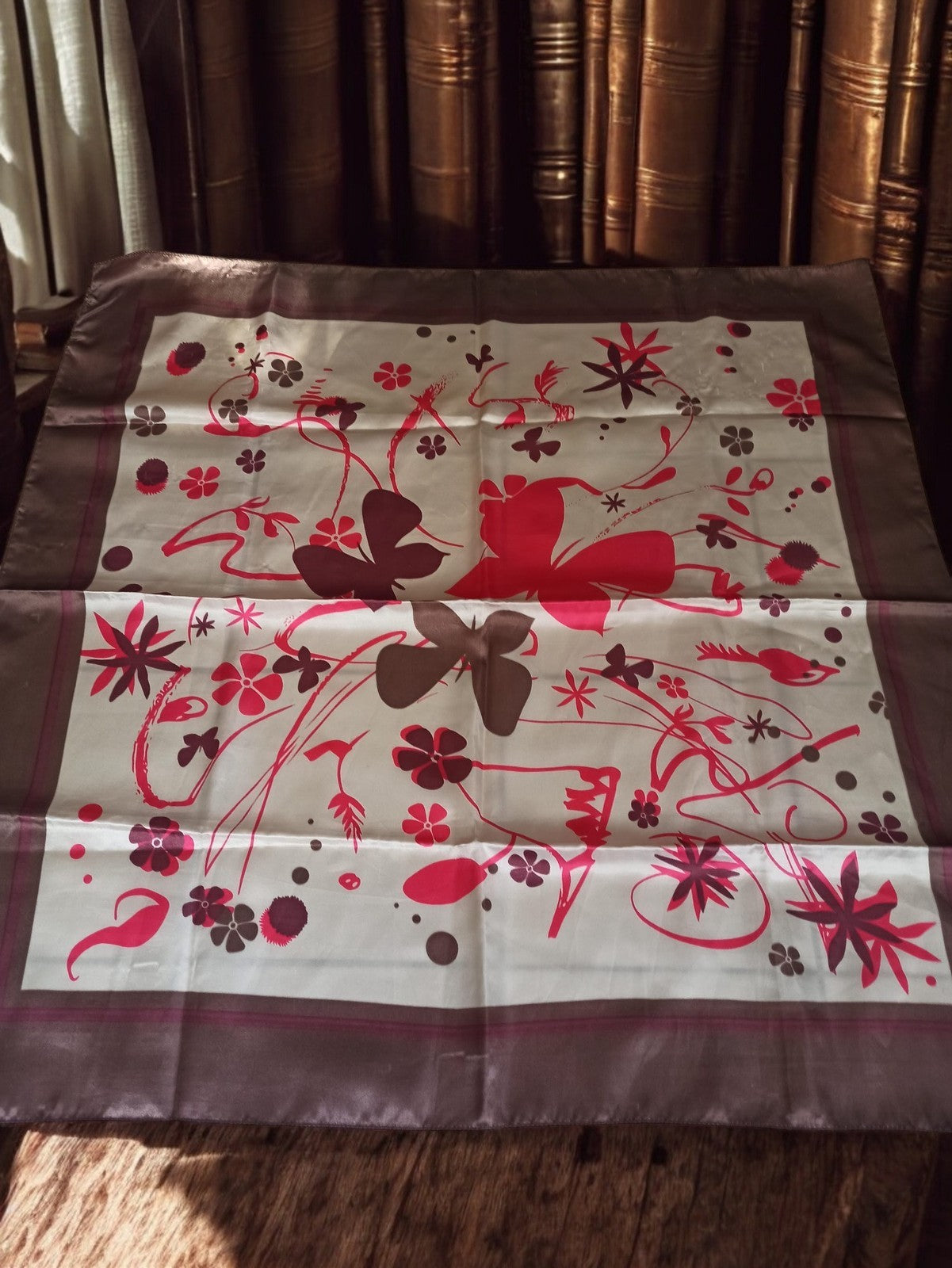 Foulard carré vintage rétro, motifs floraux rouges marron, accessoire ancien