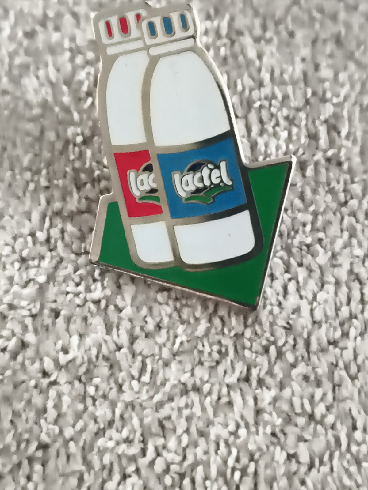 Pin's vintage Lactel bouteilles lait logo publicitaire rétro (Ref 11)