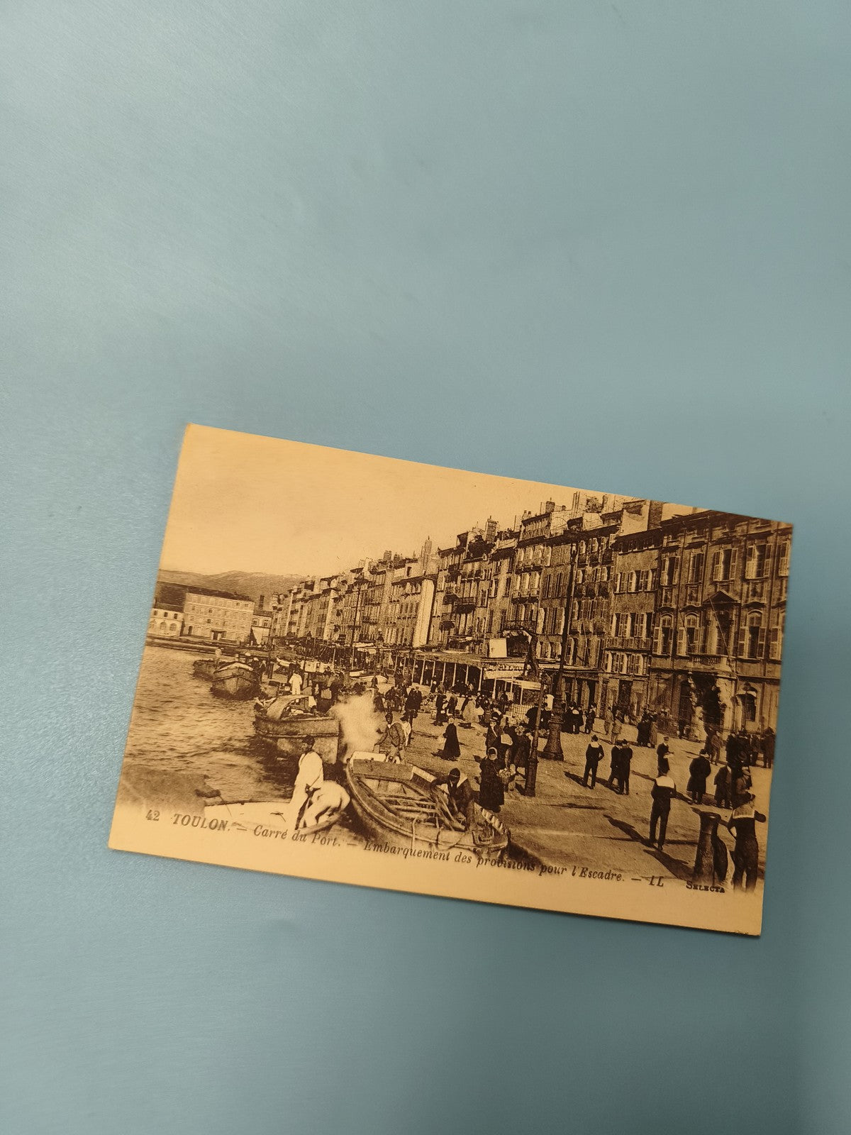 Carte postale ancienne animée Toulon Carré du Port scène de rue vintage