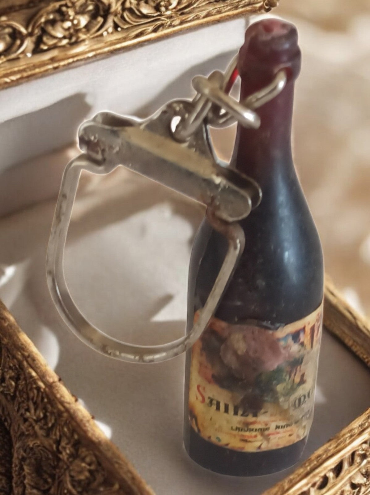 Porte-clés bouteille vin publicitaire vintage France, miniature alcool rétro