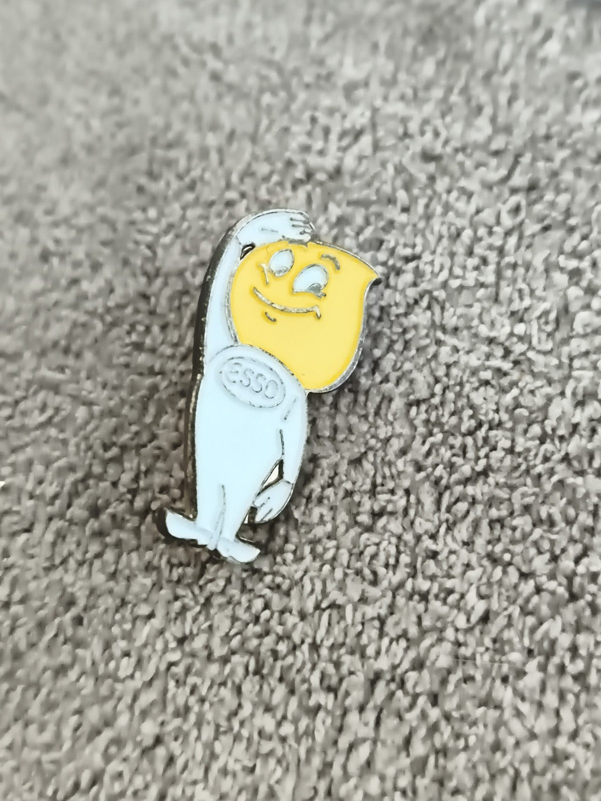 Pin's vintage Esso personnage goutte jaune émaillé ancien mascotte (Ref 8)