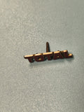 Pin's vintage TOTAL ancien, lettrage rouge, collection pétrole (ref 11)