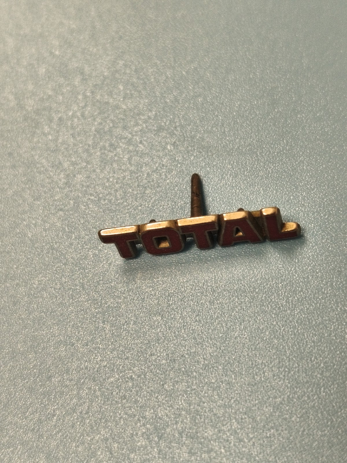 Pin's vintage TOTAL ancien, lettrage rouge, collection pétrole (ref 11)