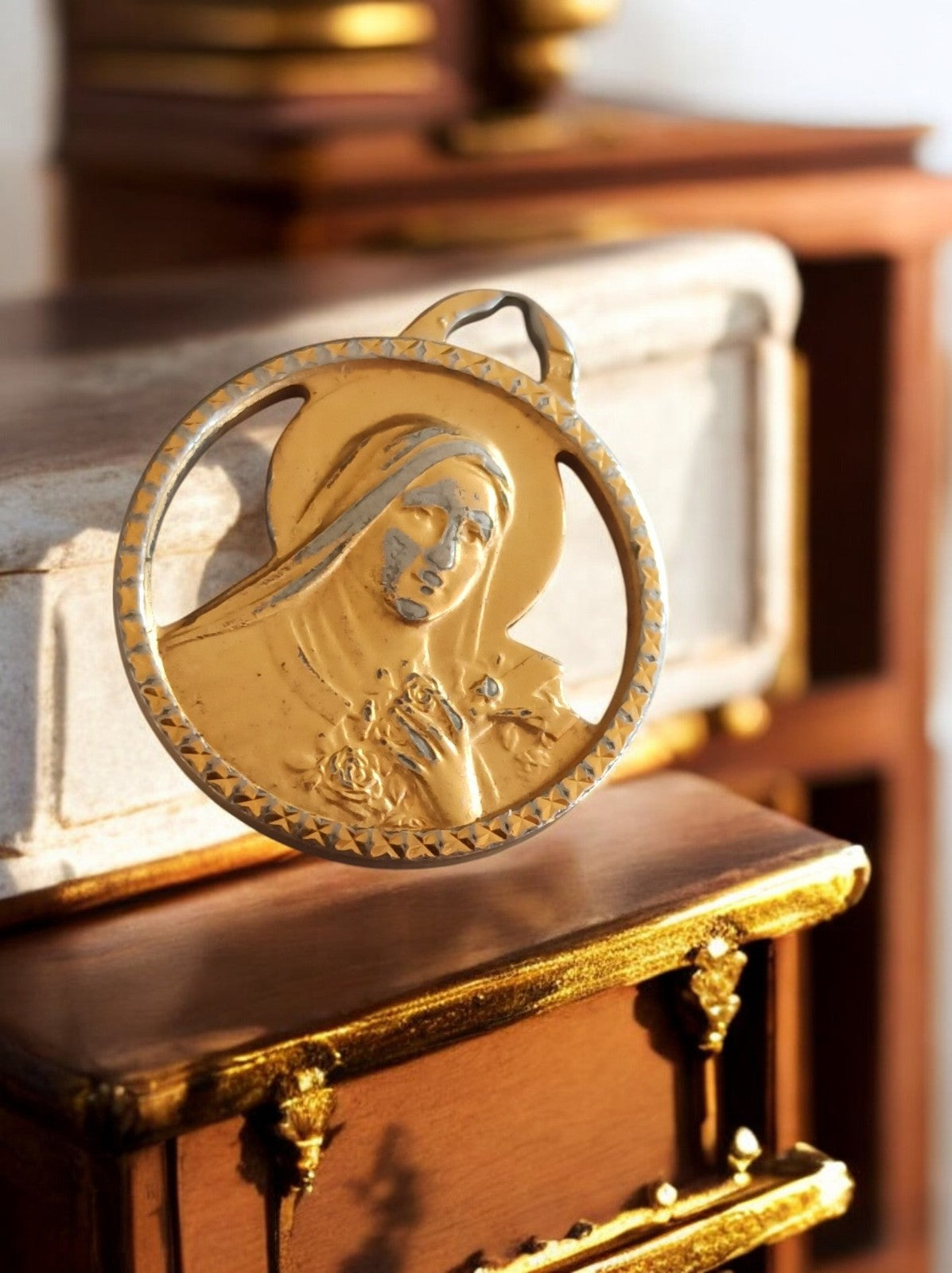 Pendentif religieux catholique métal doré vintage, Sainte Thérèse, médaillon