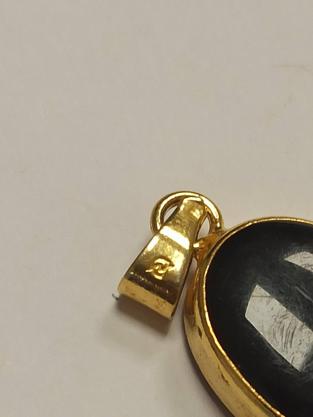 Pendentif vintage ovale plaqué or, motif plume dorée, bijou rétro ancien France