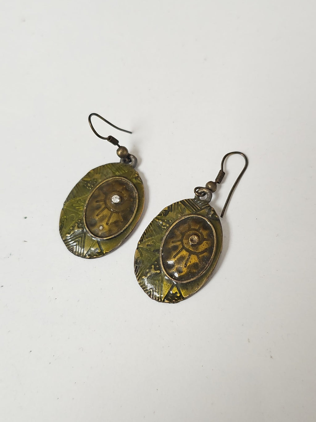 Paire de boucles d'oreilles rétro, bijou fantaisie ancien, accessoire vintage