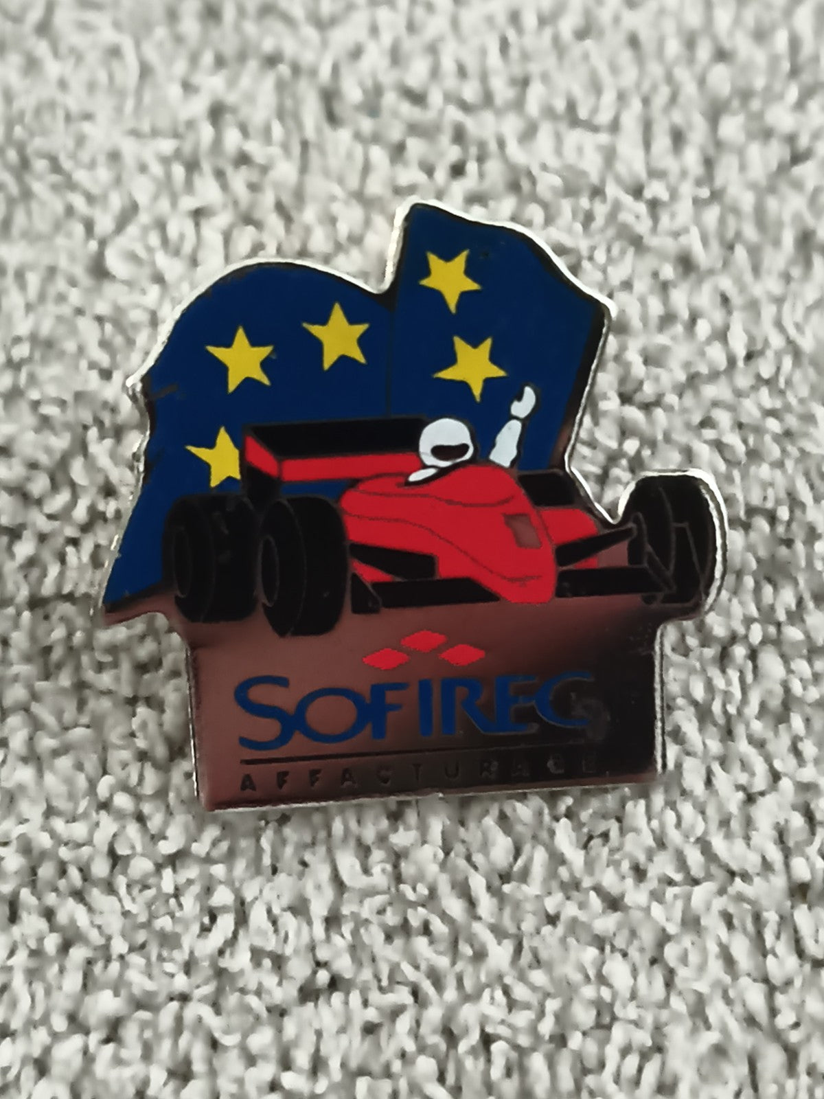 Pin's vintage SOFIREC Formule 1 drapeau européen auto sport ancien (Ref 2)