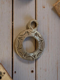 Pendentif vintage rond métal gravé années 1950, bijou rétro ancien