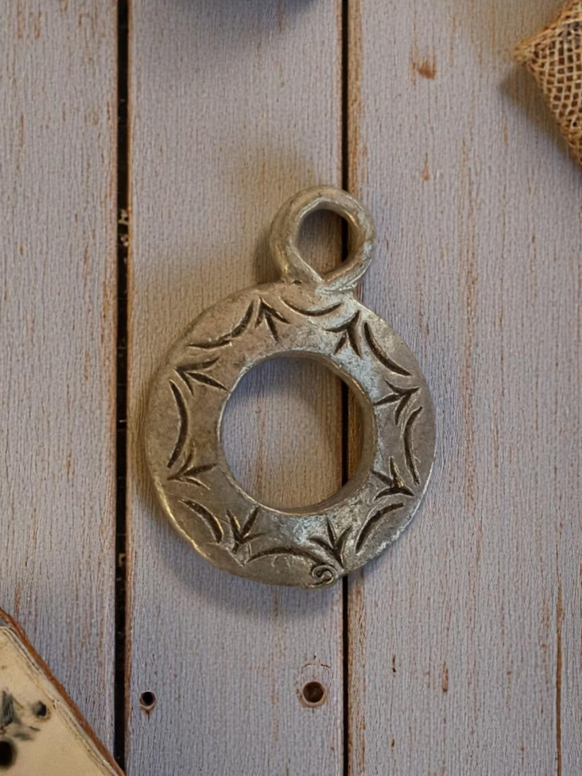 Pendentif vintage rond métal gravé années 1950, bijou rétro ancien