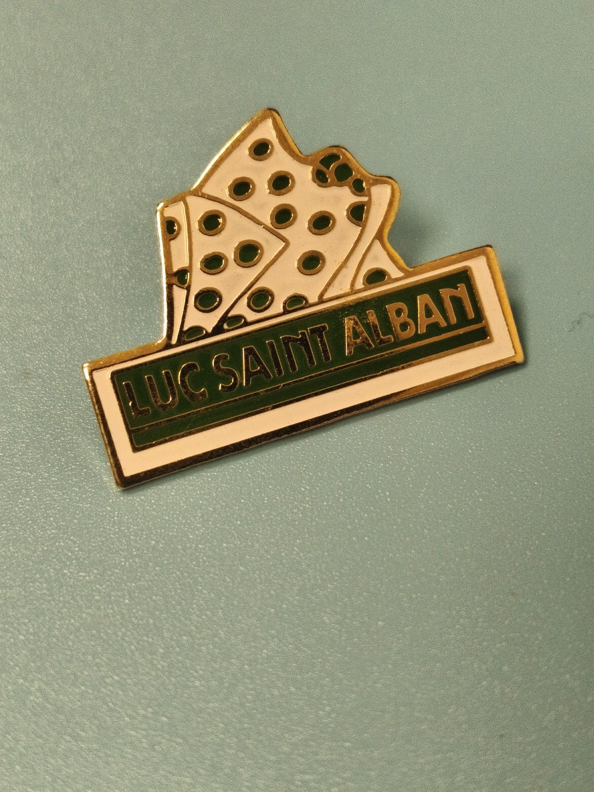 Vintage pin's Luc Saint Alban vert blanc motif pois collection badge ancien