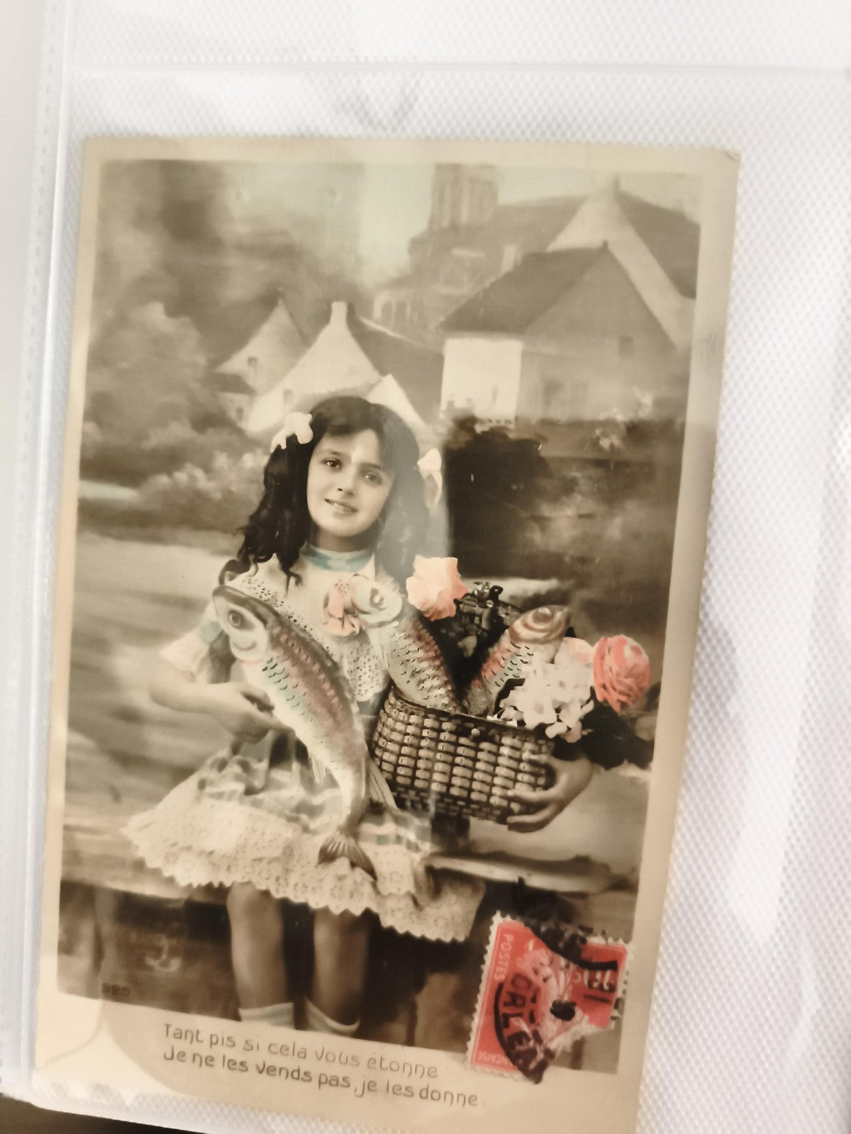 Carte postale ancienne CPA fillette poissons panier timbre années 1910 humour