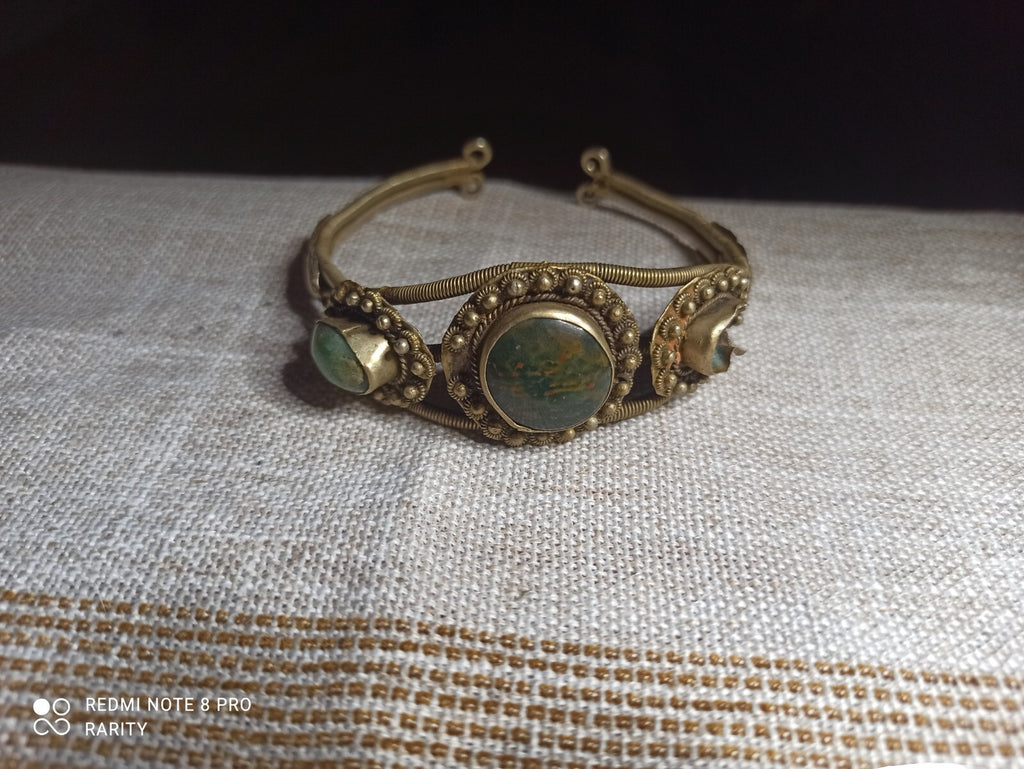 Bracelet ethnique doré pierres naturelles décor ciselé ? manque une pierre