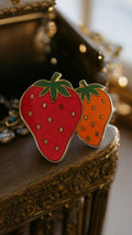 Broche vintage fraise fantaisie émaillée rouge orange, bijou rétro fruit