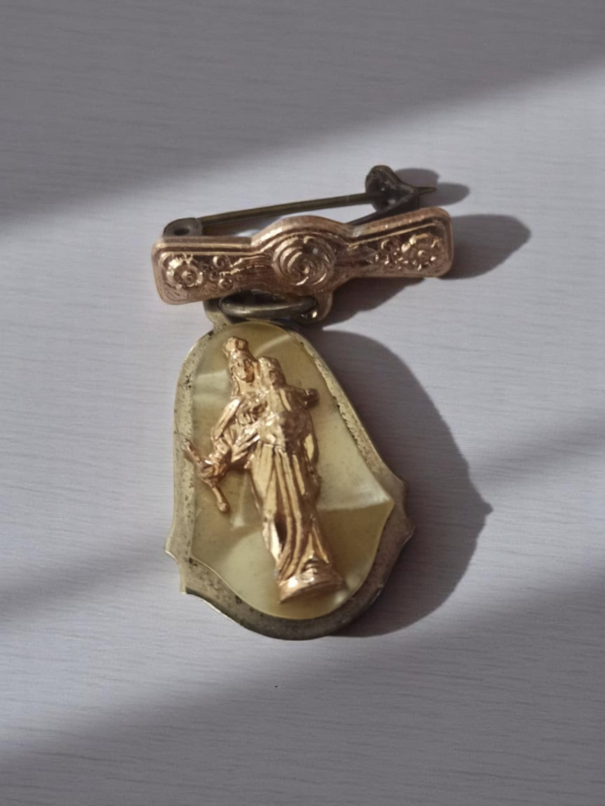 Broche religieuse Vierge à l'Enfant vintage dorée, insigne catholique ancien