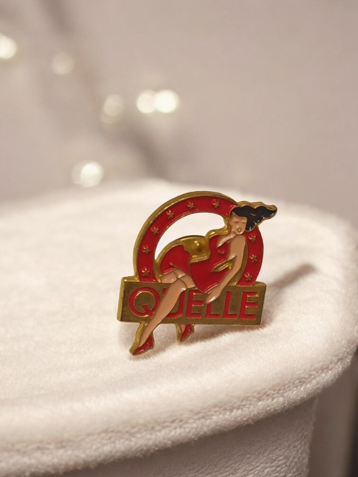 Pin's vintage publicitaire Quelle femme rétro rouge années 80-90 badge ancien