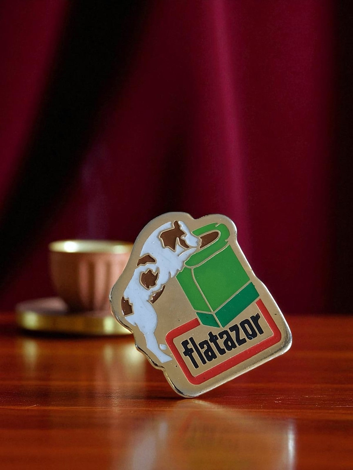 Pin's publicitaire vintage Flatazor édition limitée, logo chien, aspect émaillé