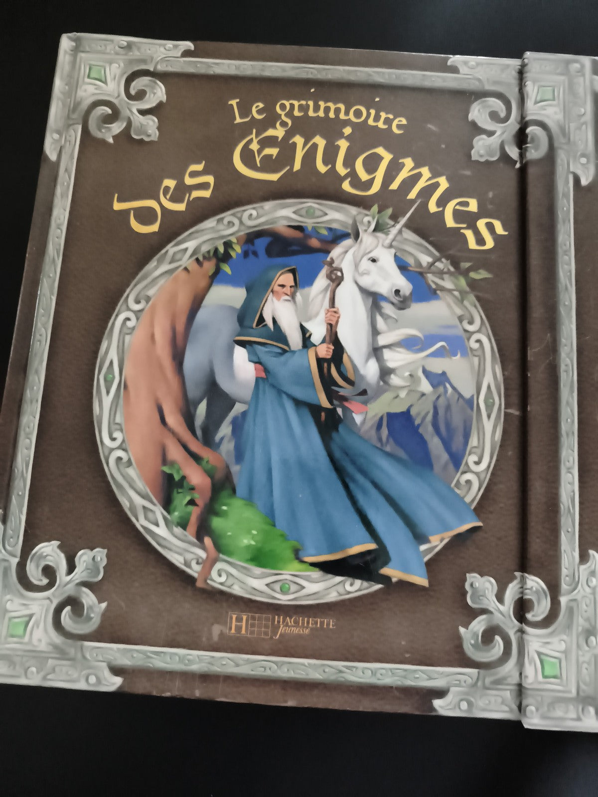 Livre Le Grimoire des Énigmes Hachette jeunesse couverture illustrée