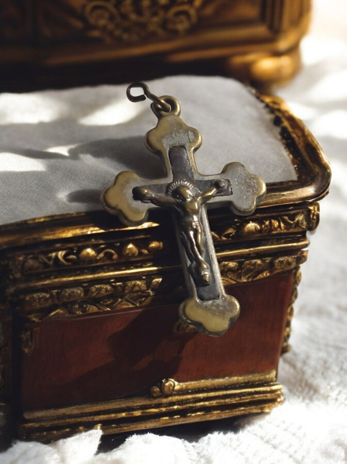 Croix pendentif religieux Jésus laiton patiné style ancien crucifix doré