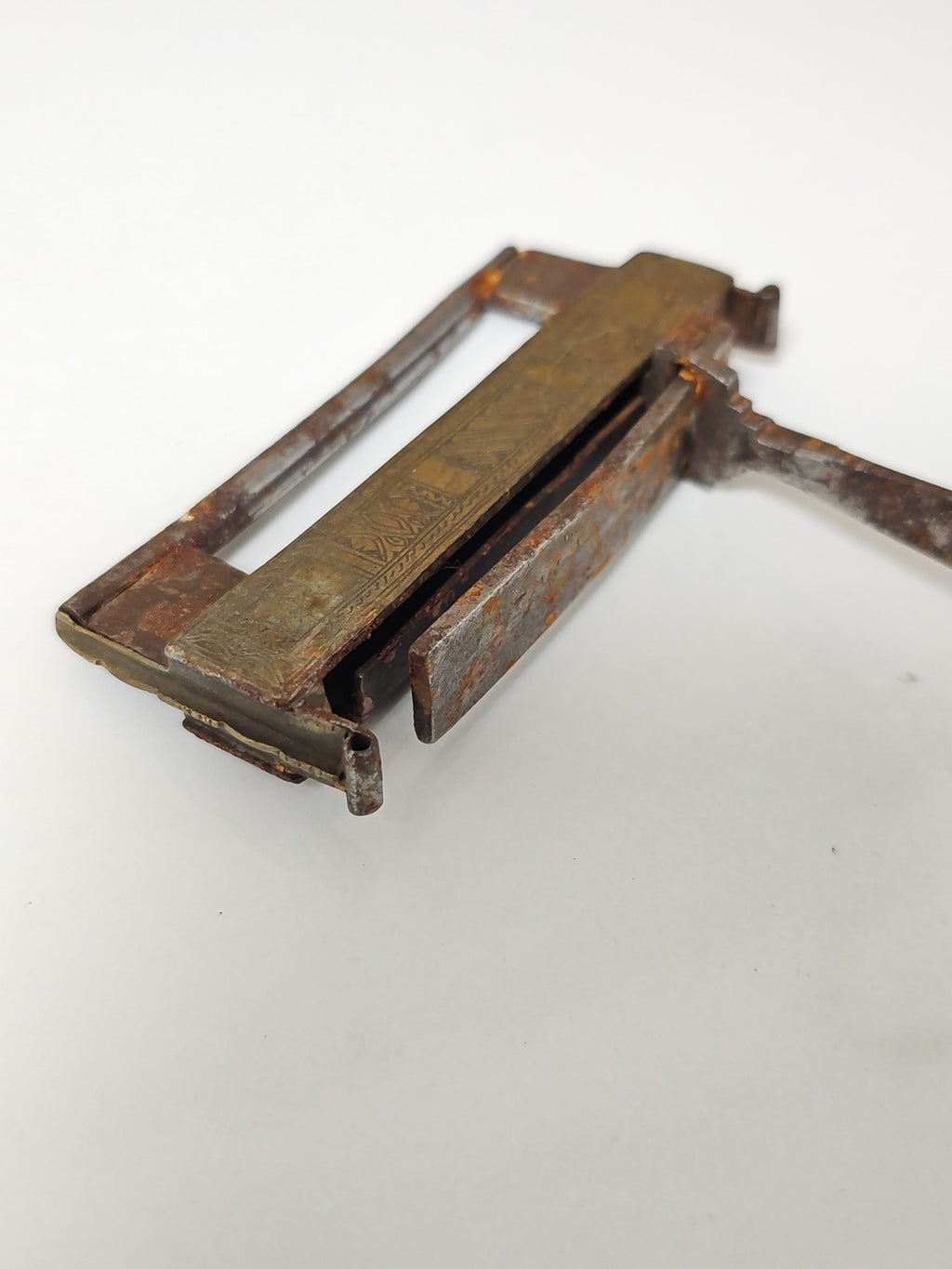 Cadenas ancien vintage à système mécanique, objet rétro de collection sécurité