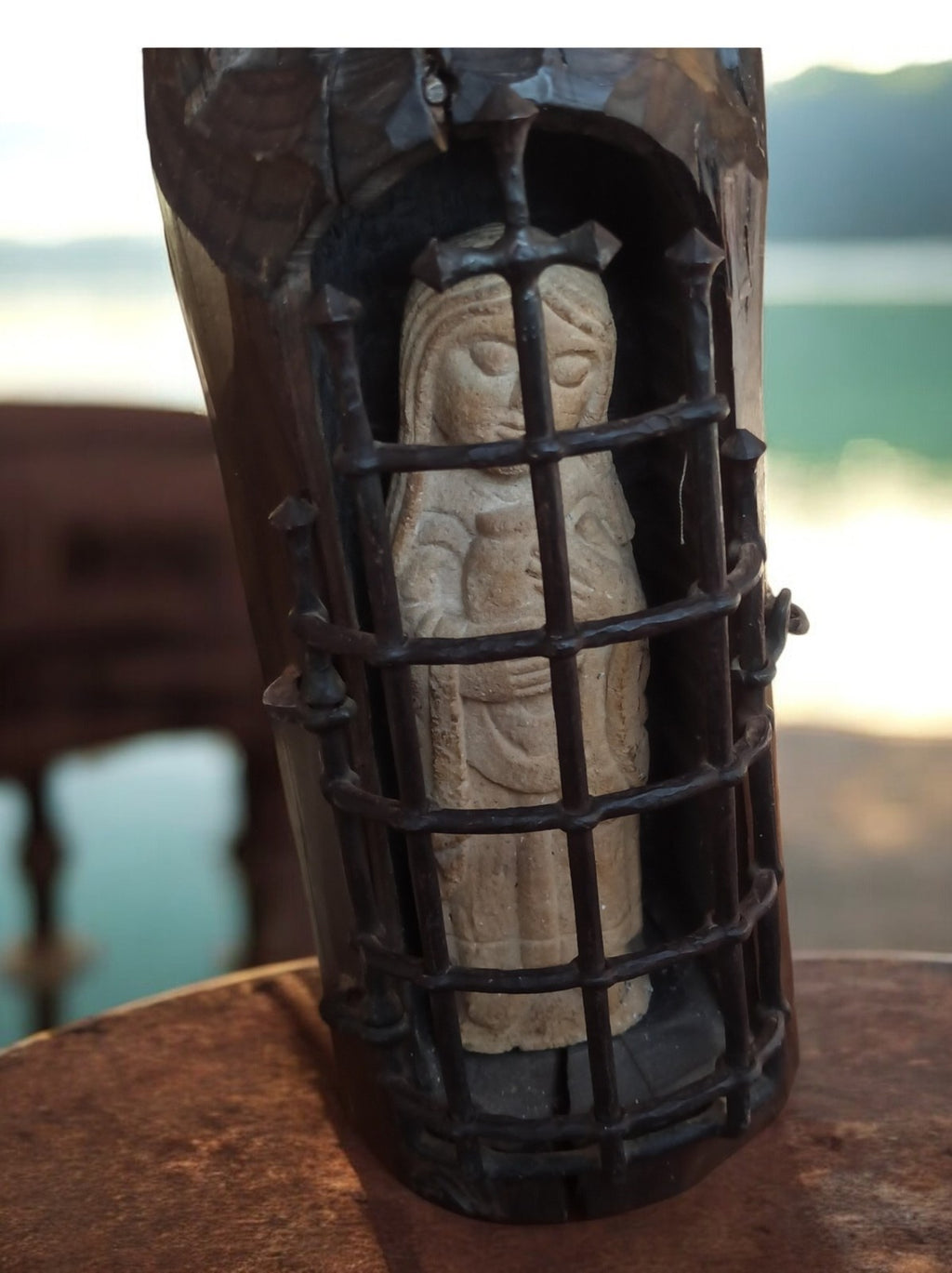 Figurine Vierge Marie Vintage sculptée pierre, niche bois, art religieux ancien