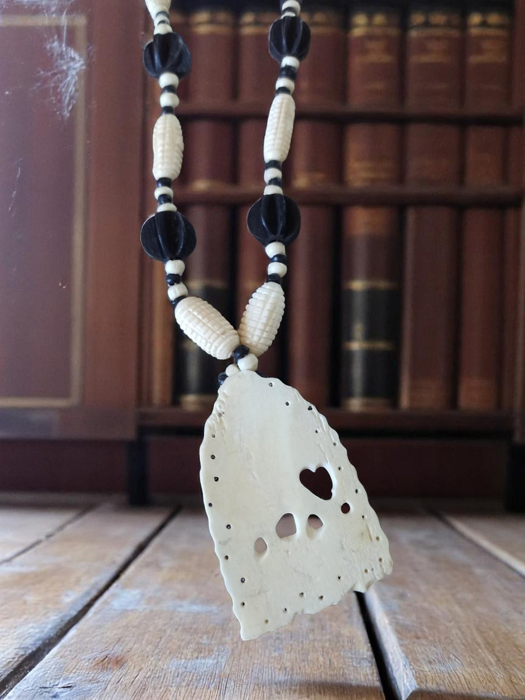 Collier vintage en os sculpté, pendentif ajouré, perles noires et ivoire, ancien