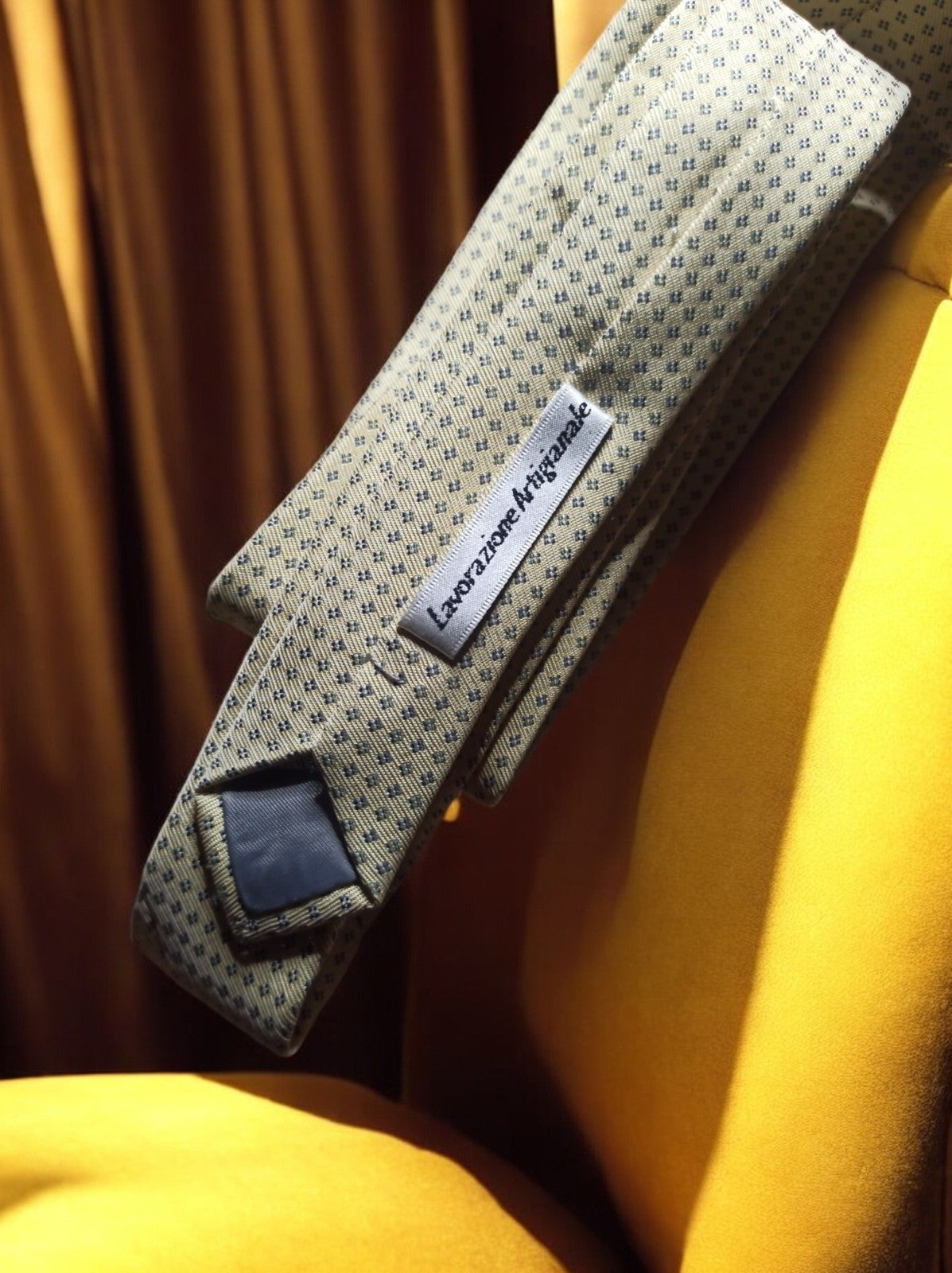 Cravate vintage en soie à motifs bleu marine, accessoire homme élégant