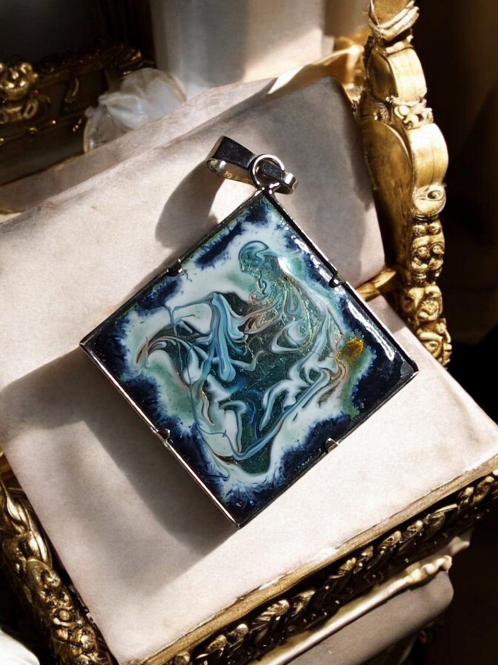 Pendentif carré métal argenté design abstrait bleu vert moderne