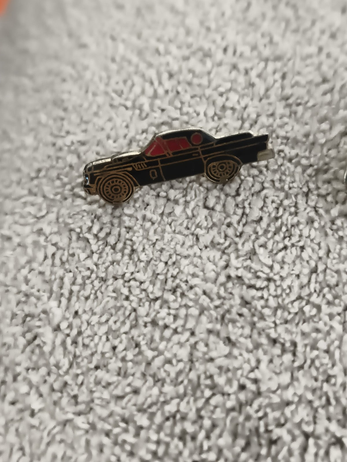 Pin's vintage voiture noire, émaillé, style rétro auto ancienne (Ref 6)