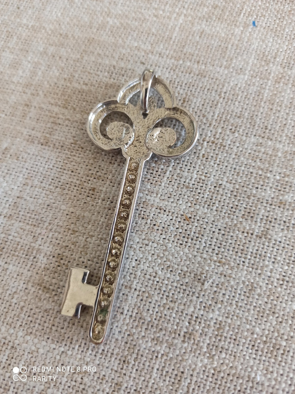 Pendentif clé vintage style ancien strass brillants bijoux fantaisie rétro