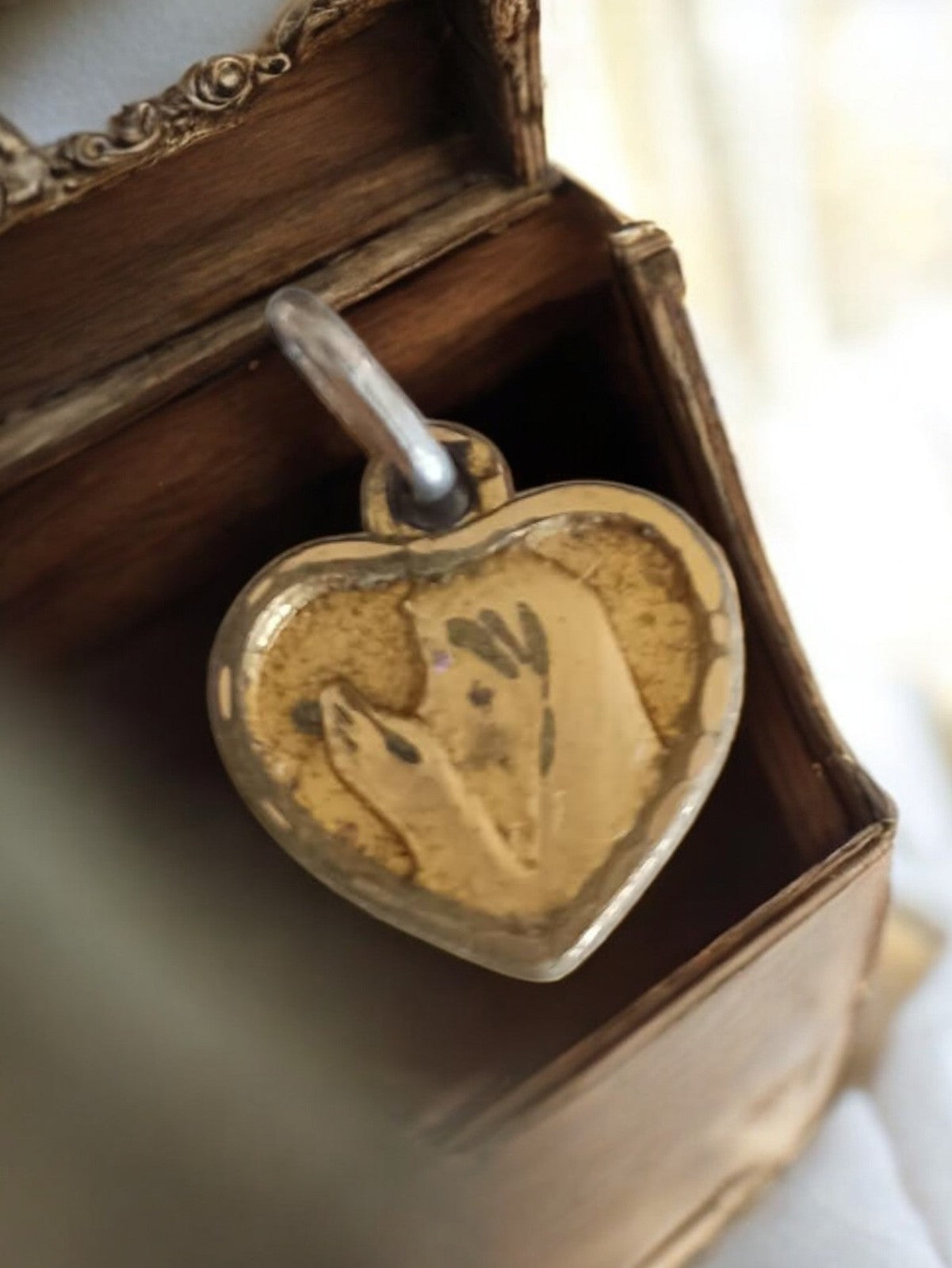 Médaille religieuse cœur vintage plaquée or mains en prière pendentif ancien