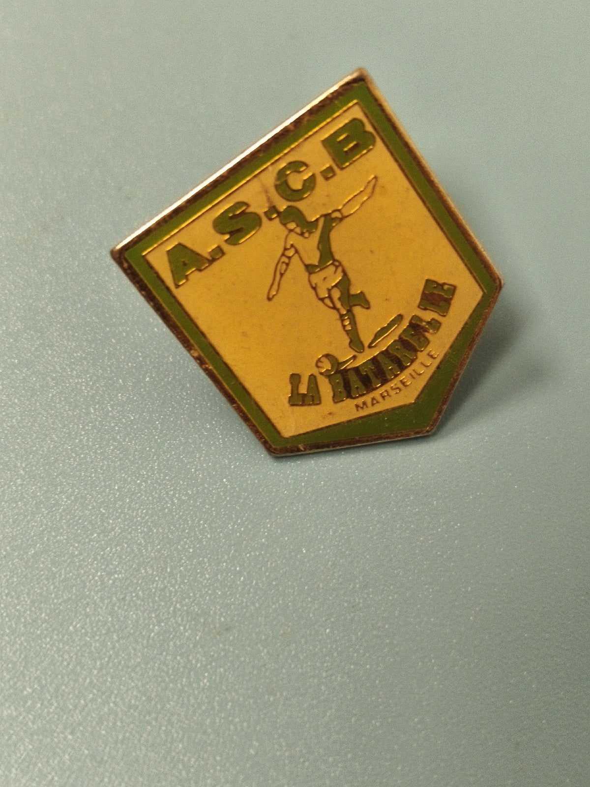 Vintage pin's ASCB Marseille football ancien jaune vert collection sport