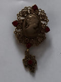 Broche camée vintage style victorien, dorure et strass rouges anciens