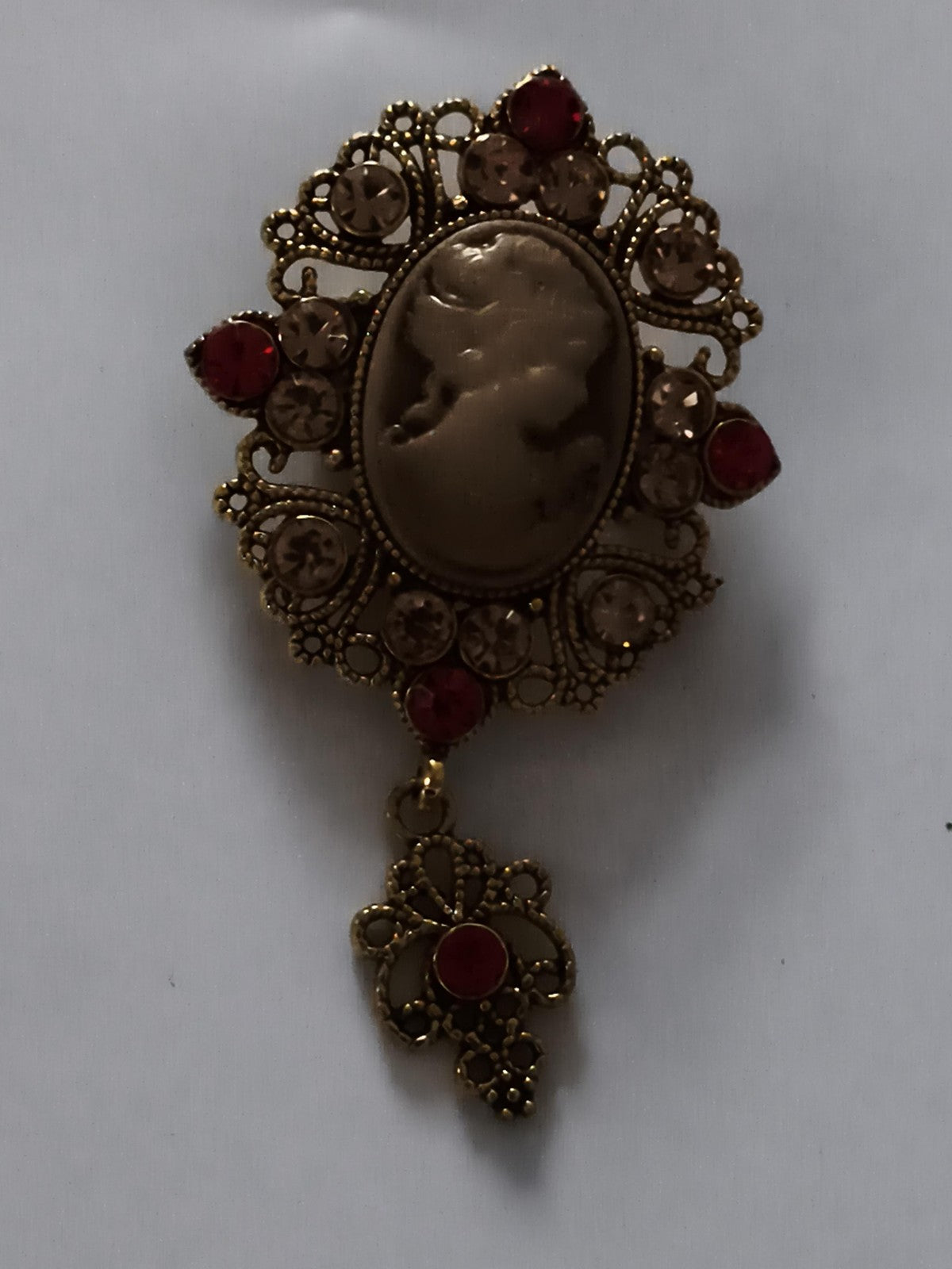 Broche camée vintage style victorien, dorure et strass rouges anciens