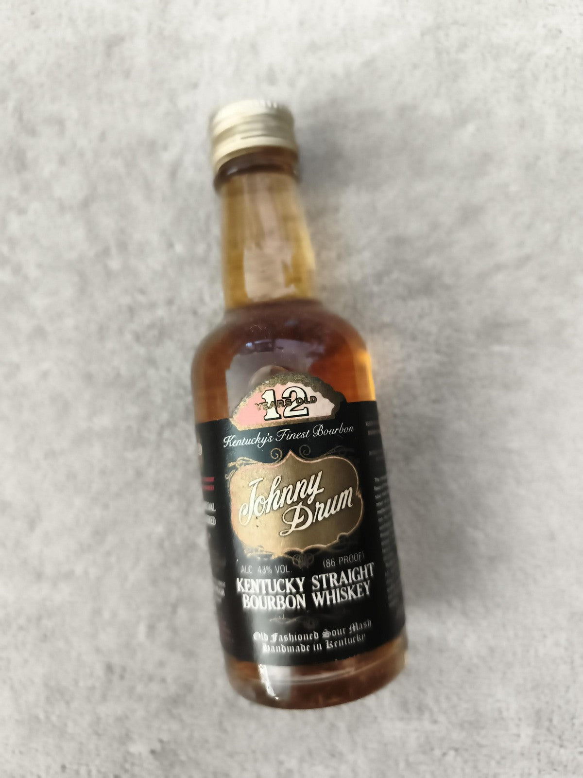 Miniature bourbon Johnny Drum Kentucky Straight Whiskey partiellement remplie